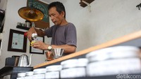 Awalnya Om Aco merupakan seorang home brewer, namun akhirnya ia memberanikan diri untuk membuka Coffee of Things. 