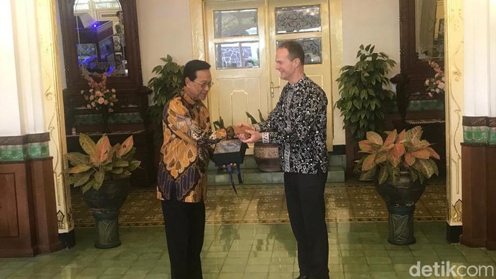 Duta Besar (Dubes) Inggris untuk Indonesia, Dominic Jermey menyerahkan 120 manuskrip Jawa Kuno kepada Gubernur DIY Sri Sultan Hamengku Buwono, Kamis (16/11).