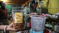 Wanita yang berprofesi sebagai perawat ini memproduksi abon telur sejak 3 tahun lalu dengan mengajak ibu-ibu PKK Desa. 