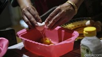  Bahan utama pembuatan abon ini adalah telur ayam ras, ubi, kacang dan bawang goreng. 