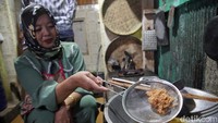 Kurnia Muliana memasarkan produknya lewat media sosial hingga dititip ke warung. 