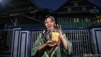 Kurnia Muliana (46) menunjukan abon telur Dapur Ummi karyanya di kediamannya kawasan Desa Tritiro, Bulukumba, Sulawesi Selatan, Rabu (1/11/2023). 