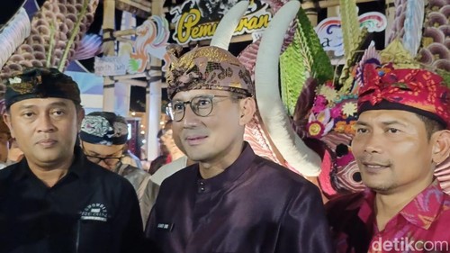 Menparekraf Sandiaga Salahuddin Uno dan Kadis Pariwisata Kabupaten Buleleng Dody Sukma Oktiva Askara saat ditemui Kamis (16/11/2023) malam di Buleleng, Bali. (Ni Made Lastri Karsiani Putri-detikBali)