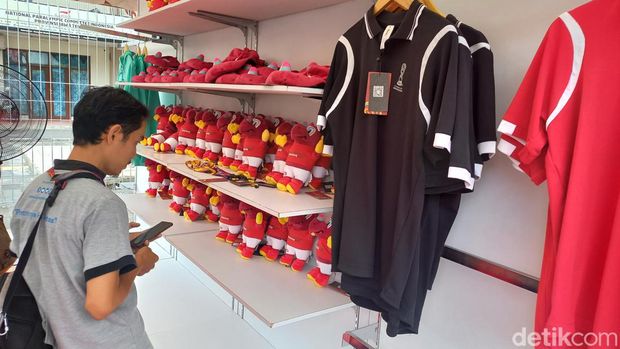 Fans Panama saat membeli marchendise di Official Fan Shop di Stadion Manahan Solo, Kamis (16/11/2023).