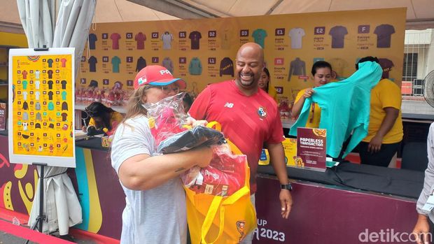 Fans Panama saat membeli marchendise di Official Fan Shop di Stadion Manahan Solo, Kamis (16/11/2023).