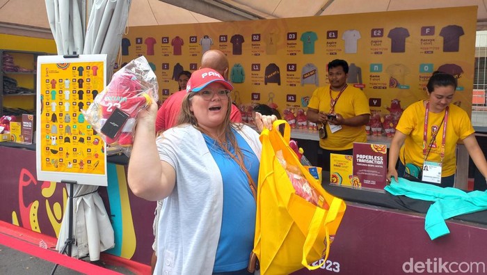 Fans Panama saat membeli marchendise di Official Fan Shop di Stadion Manahan Solo, Kamis (16/11/2023).