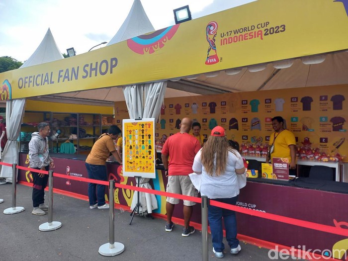 Fans Panama saat membeli marchendise di Official Fan Shop di Stadion Manahan Solo, Kamis (16/11/2023).