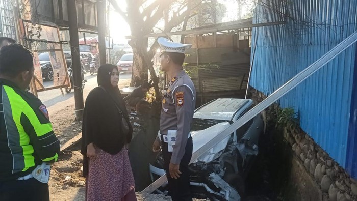 Mobil Fortuner terperosok ke dalam selokan di Makassar. Dokumen Istimewa