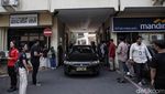 Momen Firli Bahuri Tutupi Wajah dengan Tas Usai Diperiksa Bareskrim