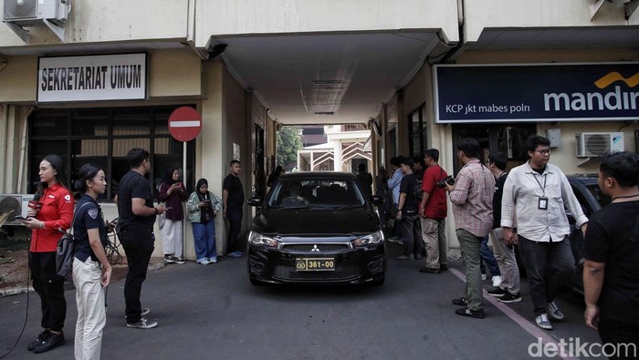 Momen Firli Bahuri Tutupi Wajah dengan Tas Usai Diperiksa Bareskrim Momen Firli Bahuri Tutupi Wajah dengan Tas Usai Diperiksa Bareskrim