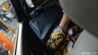 Firli terlihat keluar dengan mobil Hyundai hitam dengan nopol B-1917-TJQ. Mobil yang ditumpangi Firli terus melaju tak menghiraukan awak media yang terus memanggil dan mengejar. Tak sedikit pun kaca mobil dibuka. Namun dapat dilihat dari dalam Firli bersama ajudannya duduk di kursi bagian tengah mobil itu. Firli terlihat duduk menyender. Seolah menghindari sorotan awak media, dia menutupi wajahnya dengan tas berwarna hitam. Adapun Firli terlihat mengenakan atasan batik bernuansa cokelat dengan bawahan berwarna hitam polos.