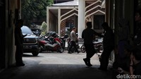 Sedianya Ketua KPK itu menjalani pemeriksaan lanjutan pada Selasa (7/11) pekan lalu. Namun Firli absen dengan alasan mengikuti kegiatan roadshow antikorupsi di Aceh. Penyidik pun kembali melayangkan surat panggilan pemeriksaan lanjutan pada Selasa (14/11) lalu. Namun lagi-lagi, Firli absen dengan alasan diperiksa Dewas KPK RI terkait dugaan pelanggaran etik. Kemudian, Firli meminta penjadwalan ulang pemeriksaan pada Kamis (16/11) hari ini.