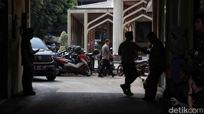 Momen Firli Bahuri Tutupi Wajah dengan Tas Usai Diperiksa Bareskrim Momen Firli Bahuri Tutupi Wajah dengan Tas Usai Diperiksa Bareskrim