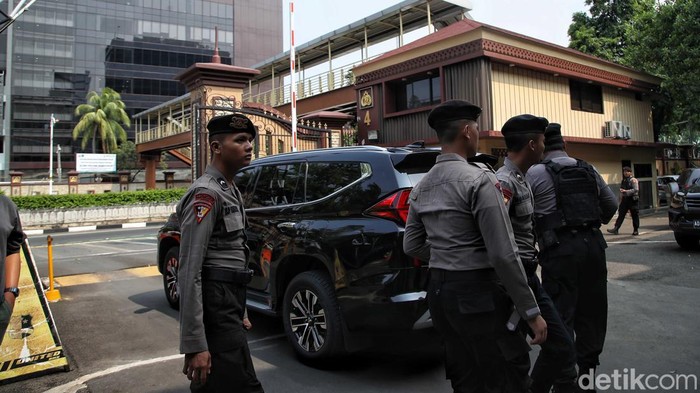 Momen Firli Bahuri Tutupi Wajah dengan Tas Usai Diperiksa Bareskrim Momen Firli Bahuri Tutupi Wajah dengan Tas Usai Diperiksa Bareskrim
