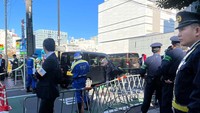 Penyebab insiden mobil menabrak pembatas ini belum diketahui secara jelas. Tidak diketahui lebih lanjut apakah insiden ini disengaja atau tidak, mengingat terjadi di dekat Kedutaan Israel, saat negara Yahudi itu terus menggempur Jalur Gaza dalam perang melawan Hamas. 