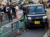 Momen Mobil Tabrak Pembatas Kedubes Israel di Tokyo
