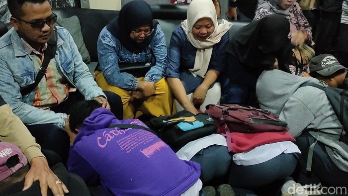 Momen pelajar Cianjur bersujud usai terlibat tawuran antar pelajar, Kamis (16/11/2023).
