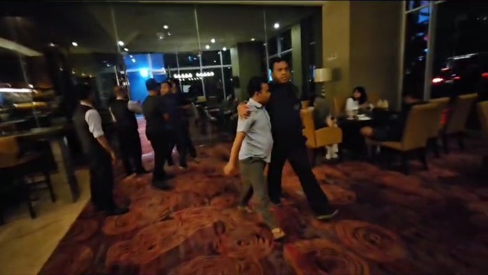 Momen saat polisi mengamankan anggota Bawaslu Kota Medan Azlansyah Hasibuan