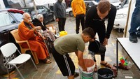 Warga Gaza pun menampung air hujan tersebut untuk dikonsumsi.  