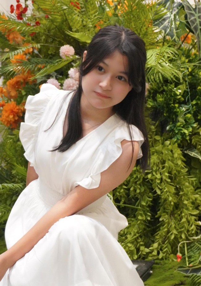 Mengenakan dress putih penampilan Nasha terlihat cantik menawan. Rambutnya pun hanya simpel diikat setengah. Foto: Instagram/@nasha.anayaa