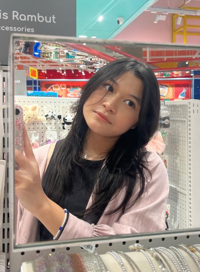 Kini sudah remaja, anak ketiga Okie Agustina dengan mantan suaminya, Pasha Ungu berhasil curi atensi melalui parasnya yang cantik. Jarang tersorot, gadis cantik yang bernama Nasha Anaya itu kini sudah berusia 14 tahun. Foto: Instagram/@nasha.anayaa