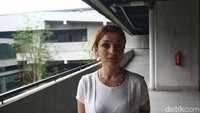 Kepada detikcom, Maya Abu Al-Hayyat menceritakan tentang inspirasi puisi-puisinya, tentang ketakutan tiada akhir bagi perempuan dan anak-anak termasuk rasa kehilangan setelah banyak keluarga meninggal karena konflik Palestina dan israel. Foto: Ari Saputra/ detikcom