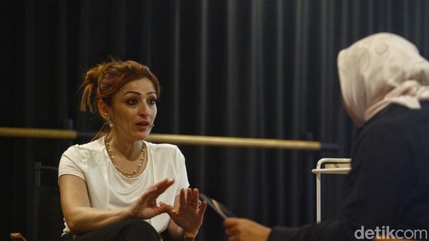 Novelis Palestina Maya Abu Al-Hayyat