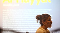 Melalui puisi yang dituliskan, Maya Abu Al-Hayyat meyakini karya-karyanya maupun gaung dari penulis hingga seniman lainnya mampu menyuarakan lebih banyak tentang Palestina dan apa yang terjadi di negaranya sejak ratusan tahun lalu.Foto: Ari Saputra/ detikcom