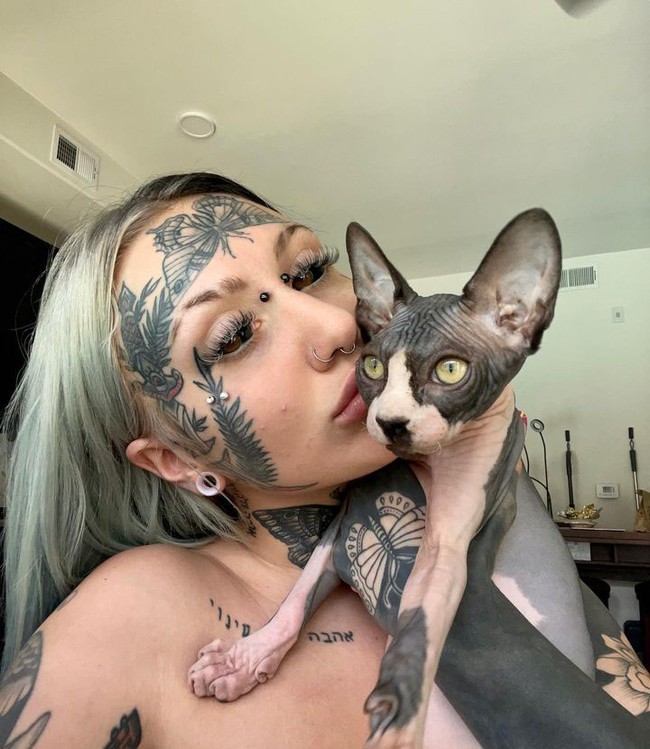 Orylan membelah lidahnya sejak tahun lalu. Prosedurnya melibatkan dokter memotong lidah wanita tersebut di tengah lalu menjahitnya. Foto: Instagram @orylan1999