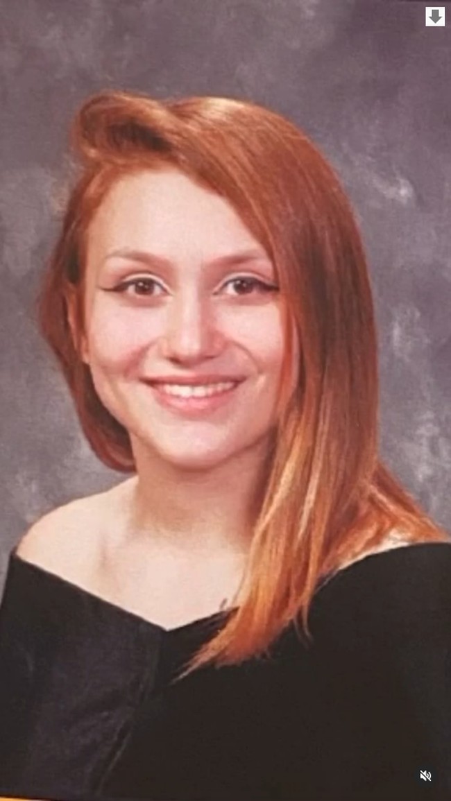 Aku selalu tahu aku ingin terlihat seperti ini, aku punya gambaran di kepalaku sejak kecil dan akhirnya mewujudkannya. Penampilanku sebelumnya dibanding sekarang, aku merasa lebih senang. Sebelumnya aku tidak mencintai diriku sendiri atau mengerti siapa aku, sekarang aku merasa aku mengerti diri sendiri dan mencintai diri sendiri dan percaya diri, kata Orylan. Foto: Instagram @orylan1999