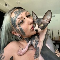 Orylan membelah lidahnya sejak tahun lalu. Prosedurnya melibatkan dokter memotong lidah wanita tersebut di tengah lalu menjahitnya. Foto: Instagram @orylan1999