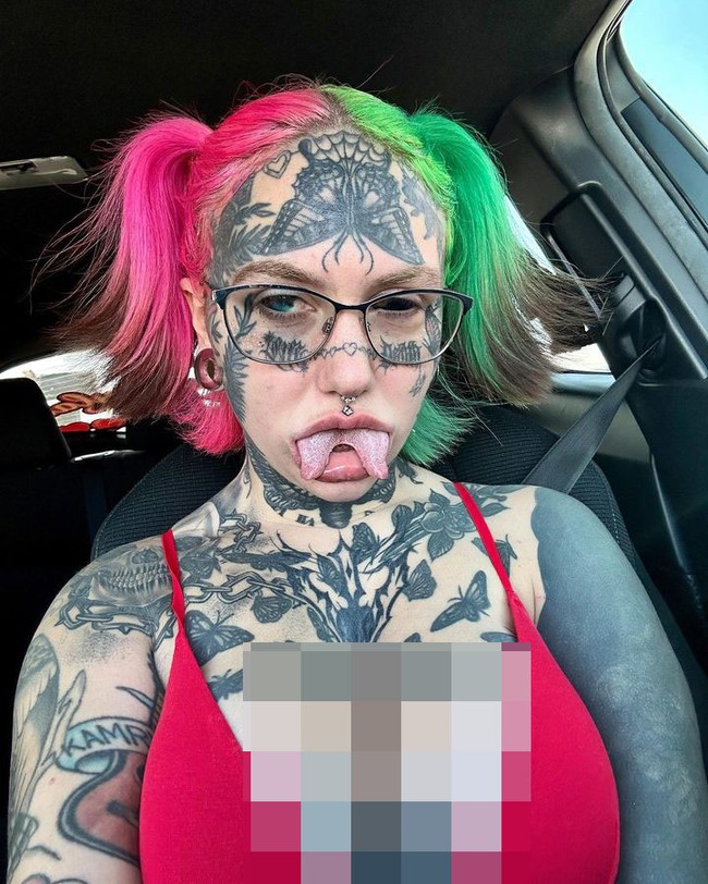 Kierstyn Milligan atau Orylan adalah wanita yang terobsesi dengan modifikasi tubuh. Selain 14 tato yang menghiasi hampir setiap bagian tubuhnya, Orylan juga membuat lidahnya terbelah dan mentato bola mata yang menghabiskan biaya total $50.000 (Rp 778 jutaan). Foto: Instagram @orylan1999