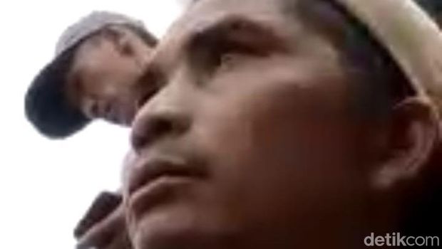 Paiman, warga yang menyaksikan jatuhnya pesawat TNI AU Super Tucano di Pasuruan.