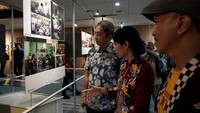 Pulo Geulis dipercaya sebagai daerah sisa-sisa Kerajaan Sunda Pajajaran. Mayoritas penduduk daerah ini berasal dari suku Sunda dan Tionghoa. Salah satu bukti peninggalan sejarah yang masih berdiri kokoh dan sebagai saksi dari kerukunan beragama masyarakat sekitar Pulo Geulis, Vihara Maha Brahma atau disebut juga dengan Kelenteng Phan Ko yang dibangun pada abad ke-17. Phan Ko biasanya digunakan sebagai tempat peribadatan masyarakat keturunan Tionghoa yang beragama Buddha, Tao, Khong Hu Cu, Tri Dharma atau tradisi yang mempunyai keyakinan terhadap para dewa dan dewi (Sin Beng) menghormati para leluhur. Namun, kelenteng tersebut juga menyediakan ruangan khusus setiap malam Jumat untuk umat muslim pengajian (Tawasulan).  