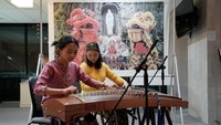 Masyarakat etnis Tionghoa di Pulo Geulis bisa dibilang memang cukup unik dari penampilan fisik. Kulit mereka cenderung lebih gelap dan matanya jauh dari sipit. Setidaknya sejak pertengahan abad ke-17 leluhur etnis Tionghoa-Hokkian di sana telah melakukan perkawinan campur antaretnis dan tinggal secara turun-temurun di Pulo Geulis. Jika dahulu orang Tionghoa lebih banyak di Pulo geulis dibanding pribuminya. Saat ini, menurut data dari ketua RT 02, penduduk Tionghoa hanya sekitar 30 persen, sisanya adalah pribumi. Meski demikian, kesenian dan tradisi Tionghoa sangat mengakar di sini.  