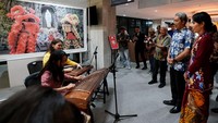 Begitu pula tujuan buku foto ini. Selain mengampanyekan ke-bhinekaan dan toleransi di Bogor, harapannya buku ini bisa menjadi menjadi salah satu pintu masuk bagi wisatawan dari manapun itu agar bisa tertarik datang ke Kota Bogor. Satu hal yang tentu saja menarik, meski Kota Bogor pernah disematkan sebagai kota intoleran pada 2019, tapi selama melakukan riset untuk pengumpulan bahan foto-foto di buku ini tidak pernah menemukan ada kasus SARA yang terjadi di Pulo Geulis. Tidak ada orang bilang bahwa “dia itu Tionghoa lalu dapat perlakuan istimewa” atau sebaliknya. Tidak ada juga warga ribut karena berbeda suku apalagi berbeda agamanya. Justru komunitas keturunan Tionghoa sangat aktif di sana dan banyak berbagi kepada masyarakat sekitar.  