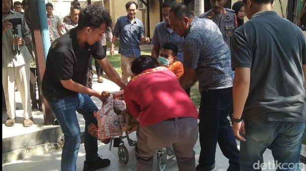 Pelaku pembunuhan di Bone berada di kursi roda usai kakinya ditembak polisi.