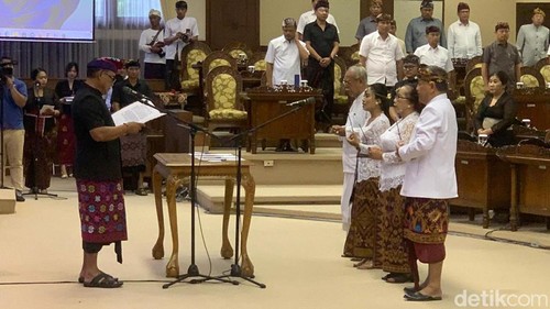 Pelantikan Anggota PAW DPRD Provinsi Bali 2019-2024 saat rapat paripurna di gedung DPRD Provinsi Bali, Kamis (16/11/2023). (Rizki Setyo/detikBali)