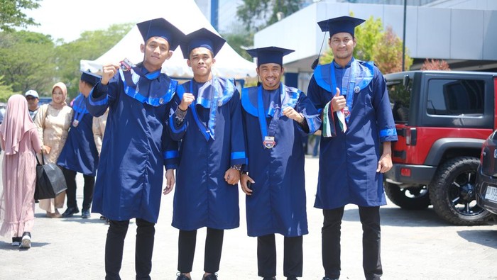 Pemain PSM Makassar wisuda S1 di Universitas Bosowa.