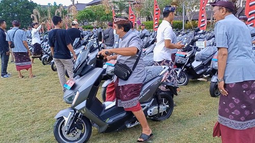 Para pengurus subak di Kabupaten Badung, Bali, mencoba motor listrik saat dibagikan di Lapangan Puspem Badung, Kamis (16/11/2023).
