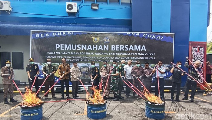Pemusnahan barang ilegal di Bea Cukai Sumut