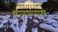 Para pengunjuk rasa meletakkan mawar di atas alat peraga dan kemudian meletakkan lilin di antara alat-alat tersebut ketika mereka menuntut Presiden AS Joe Biden menyerukan gencatan senjata segera dalam konflik tersebut. Manajer kampanye senior Amnesty Isra Chaker mengatakan kelompok itu menyerukan pemerintah Israel untuk mengizinkan bantuan kemanusiaan tanpa hambatan ke Gaza setelah berminggu-minggu pemboman Israel yang ditujukan ke Hamas.