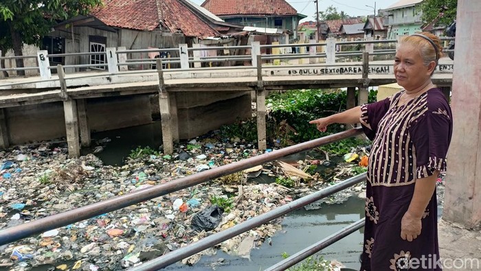 Penampakan sampah yang memenuhi aliran Sungai Aur Palembang