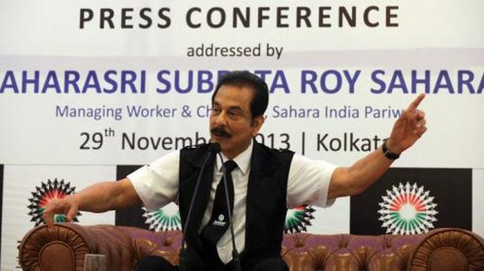 Chairman of Indias Sahara Group Subrata Roy gestures as he addresses a press conference in Kolkata on November 29, 2013.  An Indian regulator froze the bank accounts of two companies of the giant Sahara group in February 2013, after it failed to obey a court order to repay billions of dollars illegally collected from investors. Sahara, a household name in India and sponsor of the national cricket team, raised 240 billion rupees ($4.4 billion) in illegal bond sales to 30 million small investors between 2008 and 2011.  AFP PHOTO/Dibyangshu SARKAR (Photo by DIBYANGSHU SARKAR / AFP)