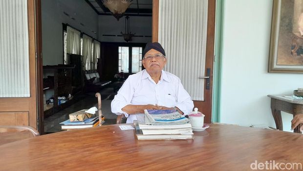Penerus Go Tik Swan, Kanjeng Raden Aryo (KRA) Hardjosoewarno saat ditemui di Dalem Hardjonegaran, Solo, Kamis (16/11/2023).