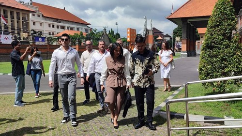 Pengacara Erdia Christina bersama kliennya mendatangi Polda Bali untuk kembali melaporkan Putri Indonesia Persahabatan 2002 Fanni Lauren Christie dan suaminya Valerio Tocci. (Dok. Erdia Christina)