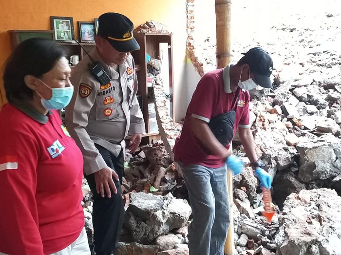 Petugas melakukan olah TKP di rumah warga Desa Ngargorejo, Ngemplak, Boyolali, yang jebol akibat tertimpa longsoran talut, Kamis (16/11/2023).