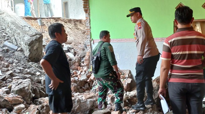 Petugas melakukan olah TKP di rumah warga Desa Ngargorejo, Ngemplak, Boyolali, yang jebol akibat tertimpa longsoran talut, Kamis (16/11/2023).