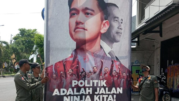 Petugas Satpol PP Jogja mempereteli baliho dan spanduk bergambar parpol dan capres, Kamis (16/11/2023).