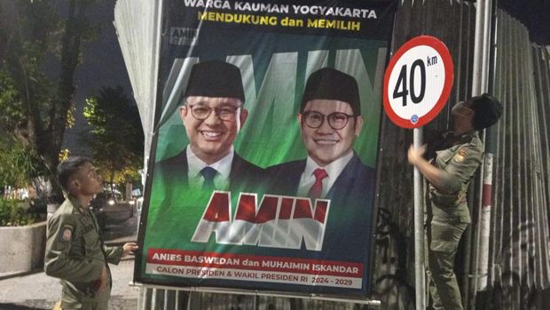 Petugas Satpol PP Jogja mempereteli baliho dan spanduk bergambar parpol dan capres, Kamis (16/11/2023).